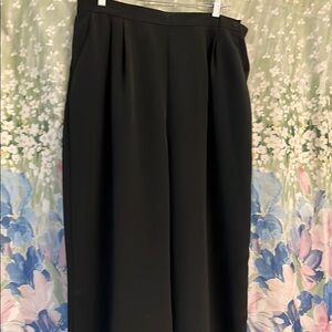 Graver Studio women’s black dress trousers. 1X pleated front with pockets.